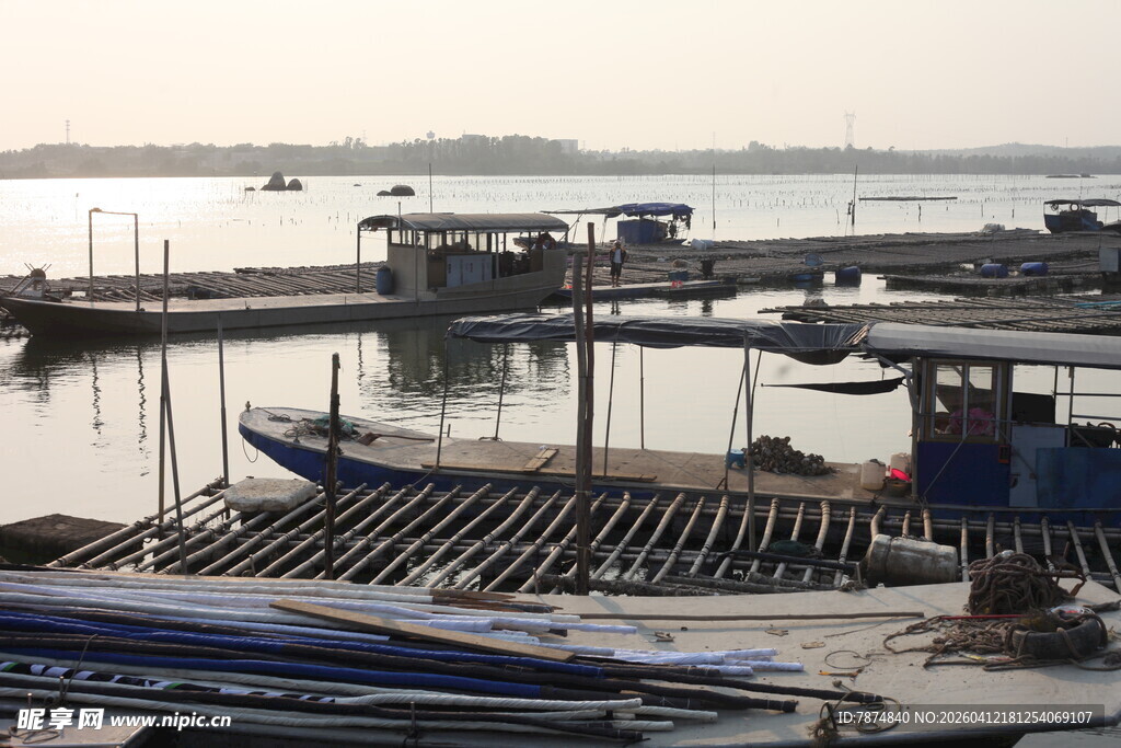 湛江宁静码头停泊多艘船只
