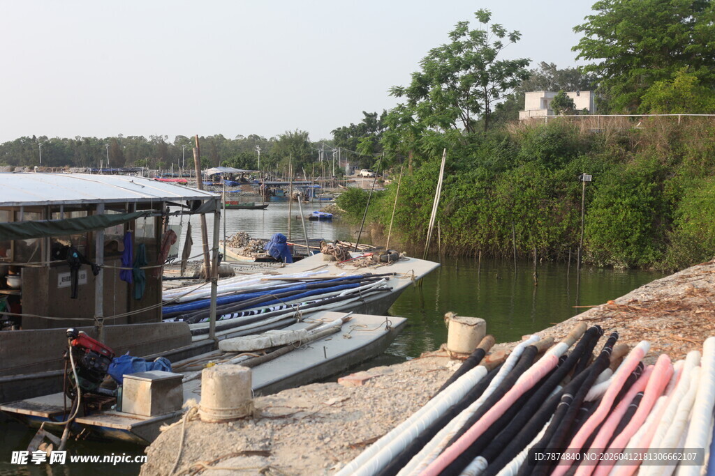 湛江码头边的船只与物资堆放