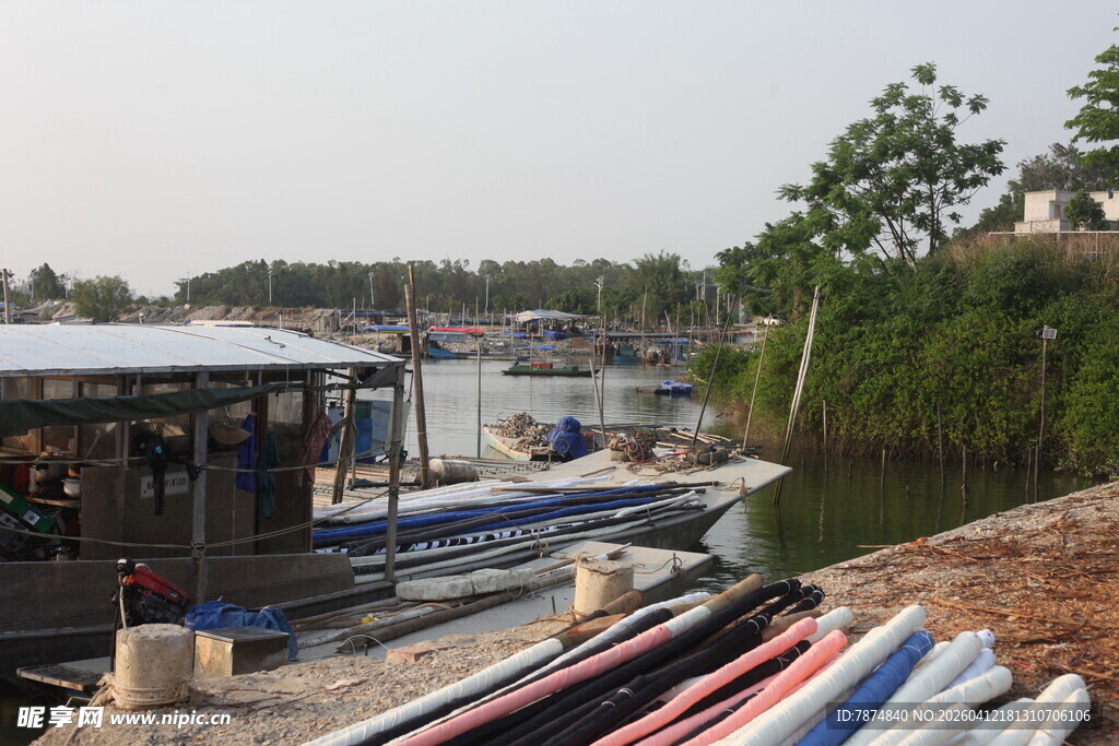 湛江河边船只停放场景
