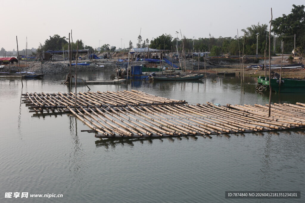 湛江宁静港湾中的木质浮码头