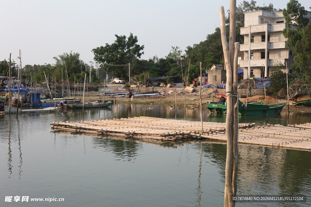 湛江河边建筑与停泊船只景象
