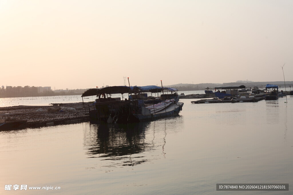 湛江黄昏港口停泊的船只