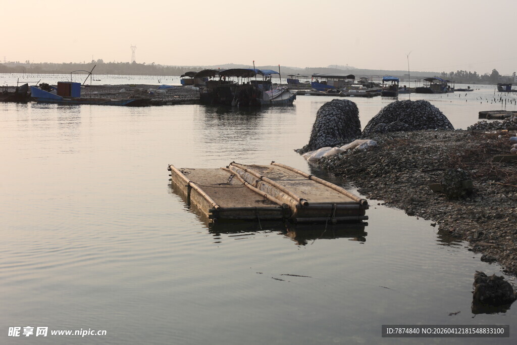 湛江水上浮台与岸边景象