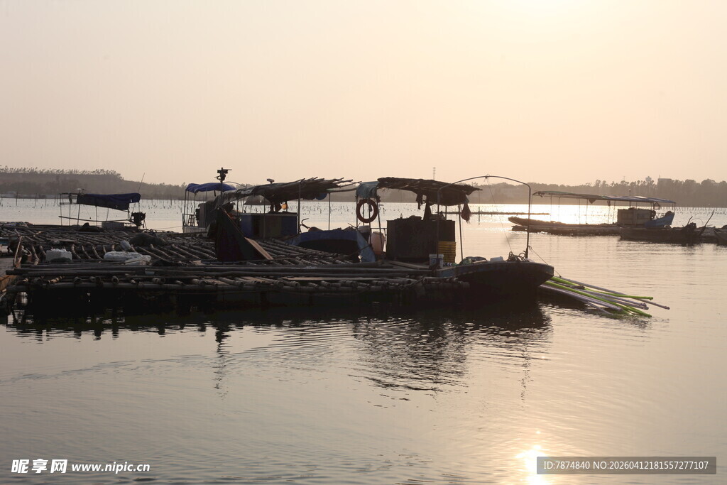 湛江夕阳下的水上船只景象