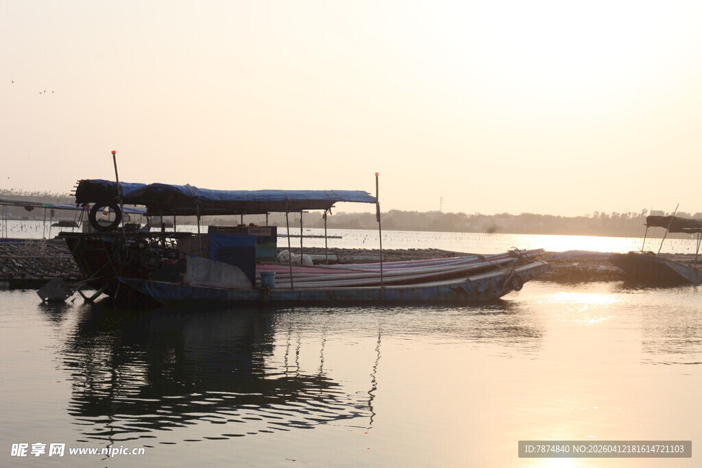 湛江夕阳下停泊的水上船只
