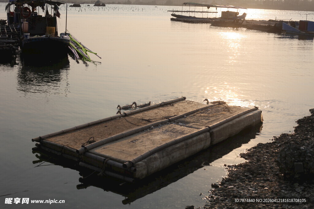 湛江水上浮台 静谧河畔景象