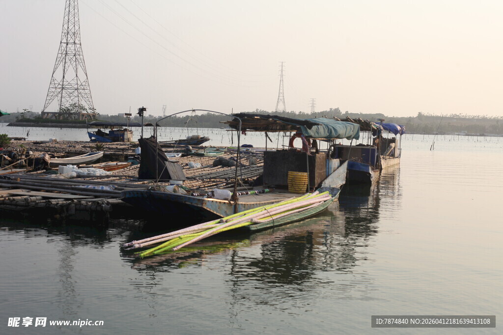湛江码头停泊的船只与设备