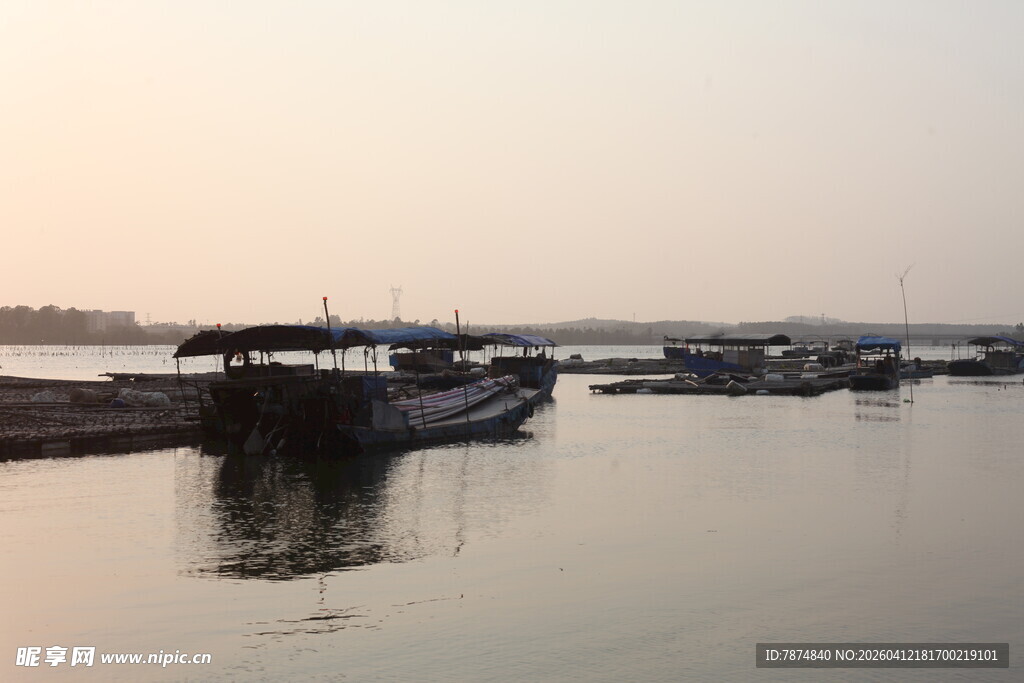 湛江黄昏下宁静的停泊船只