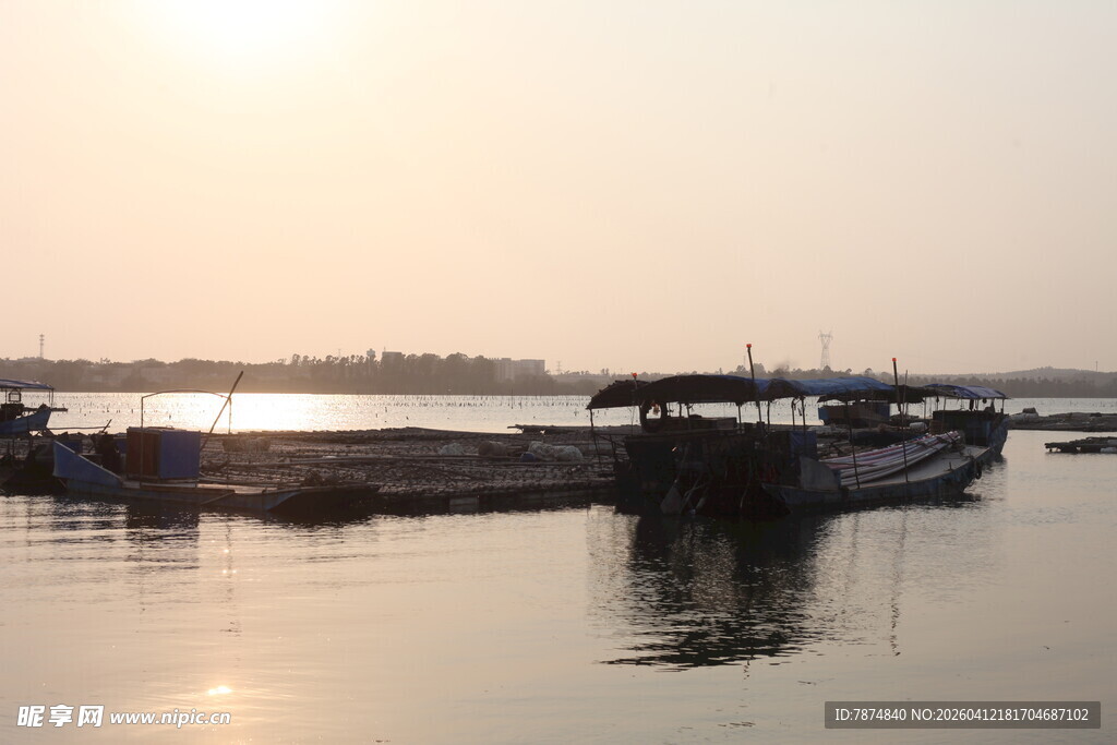 湛江夕阳下宁静的停泊船只场景