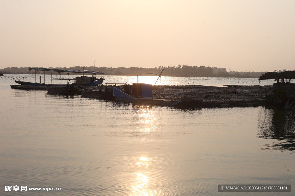湛江夕阳下宁静的水面与船只