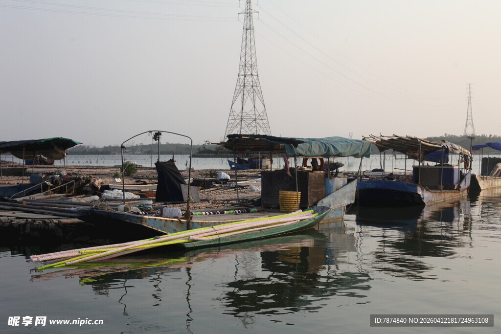湛江港口停泊的多彩船只