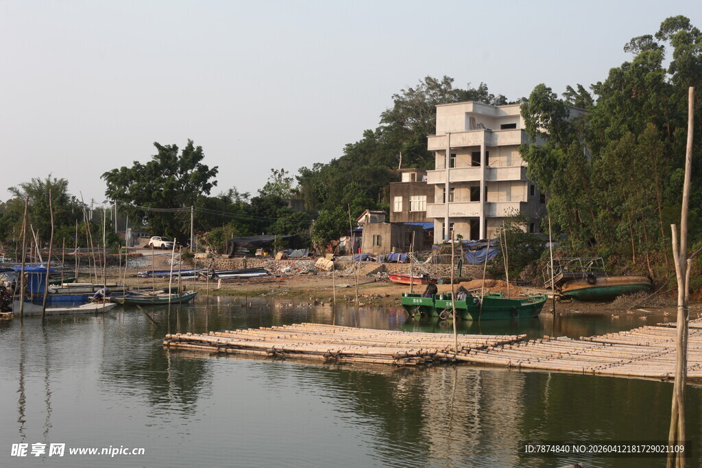 湛江河畔民居与停泊船只