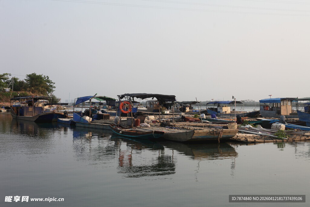 湛江水上停泊的多彩船只