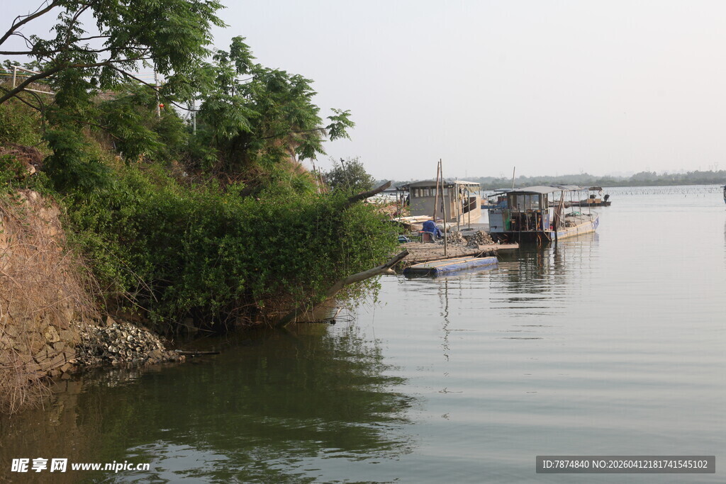 湛江宁静河畔停泊的船只