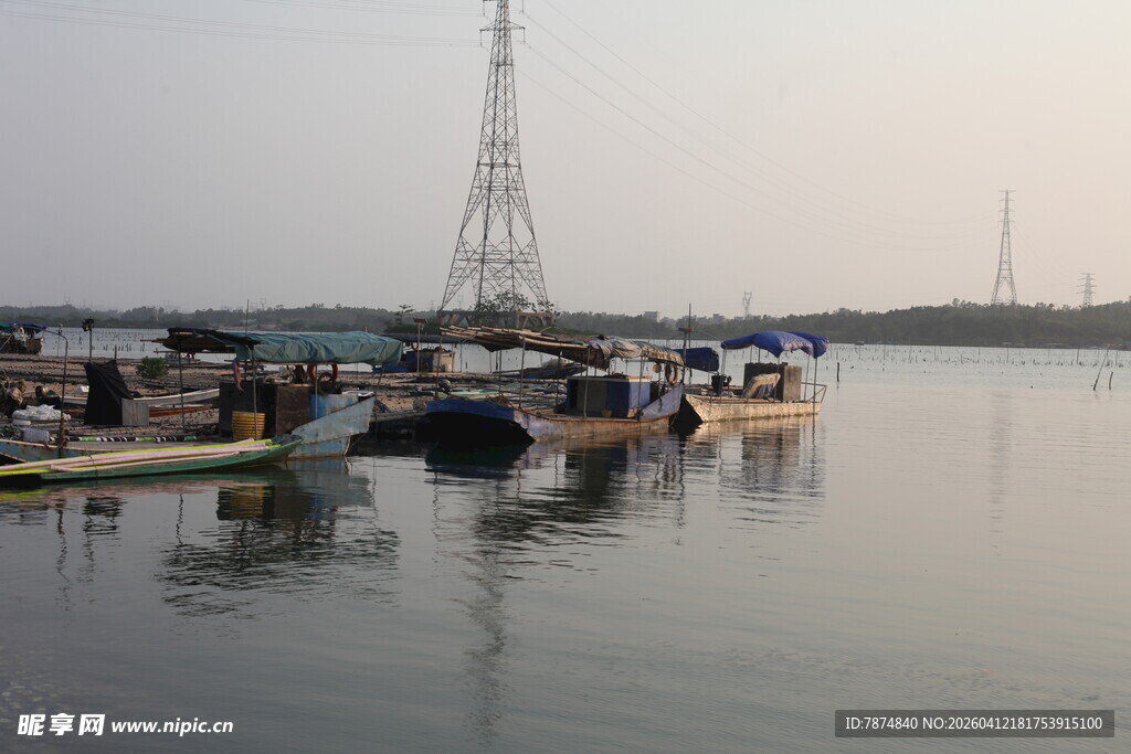 湛江港口停泊的船只与高塔