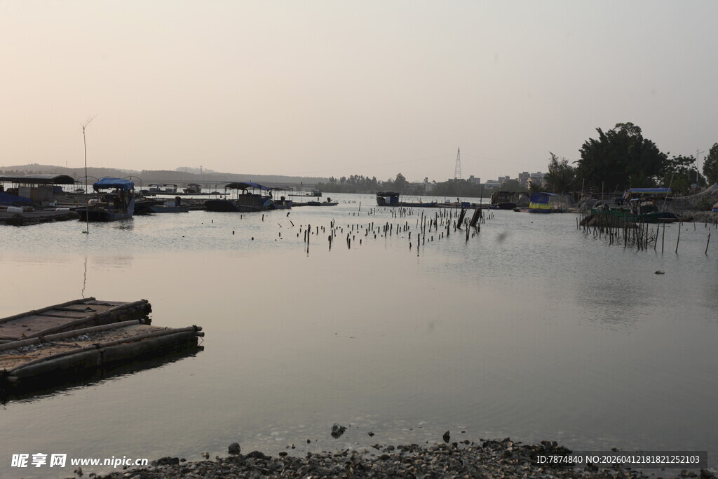 湛江宁静湖畔码头的黄昏景致