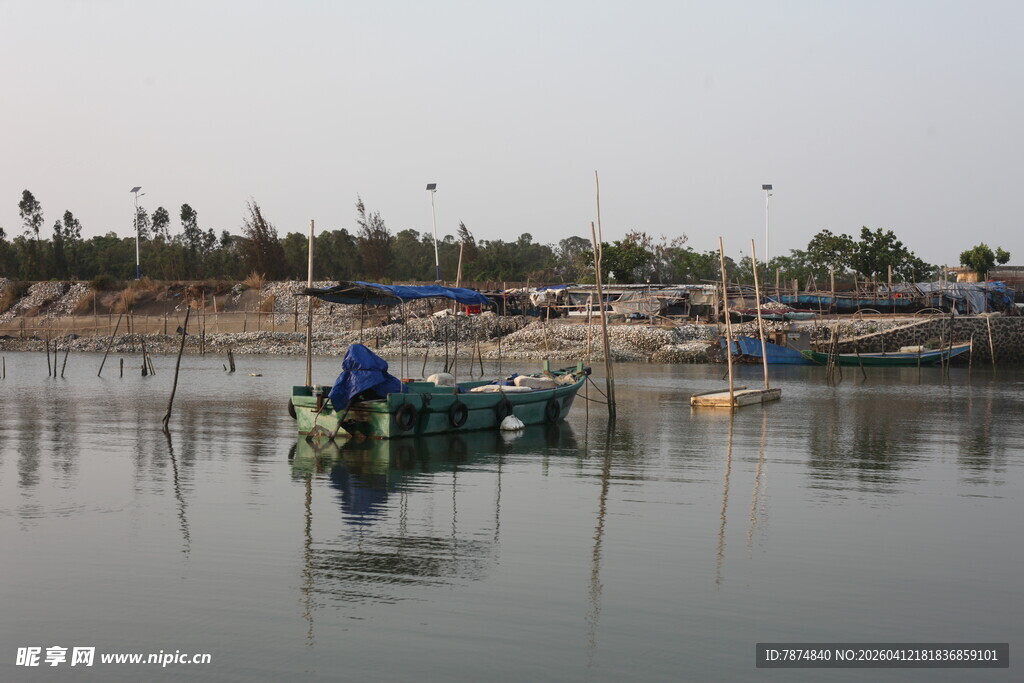 湛江宁静湖畔的小船与码头
