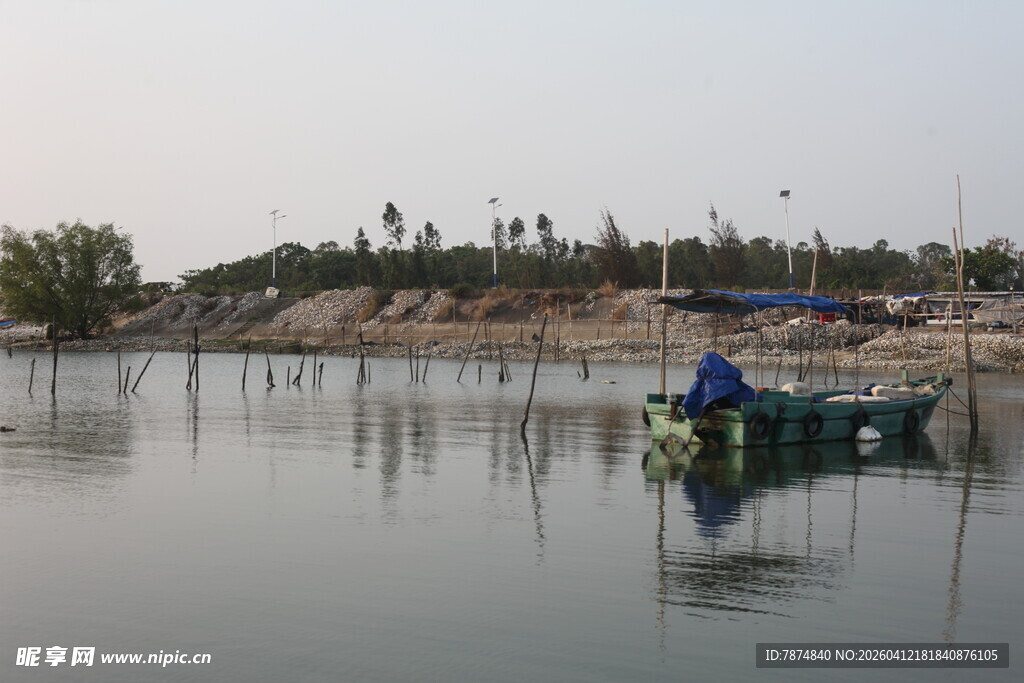湛江水上小船静谧景象