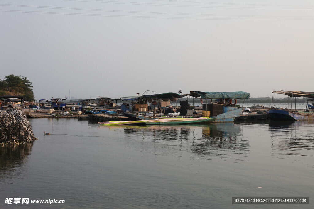 湛江宁静水边停泊的多彩船只