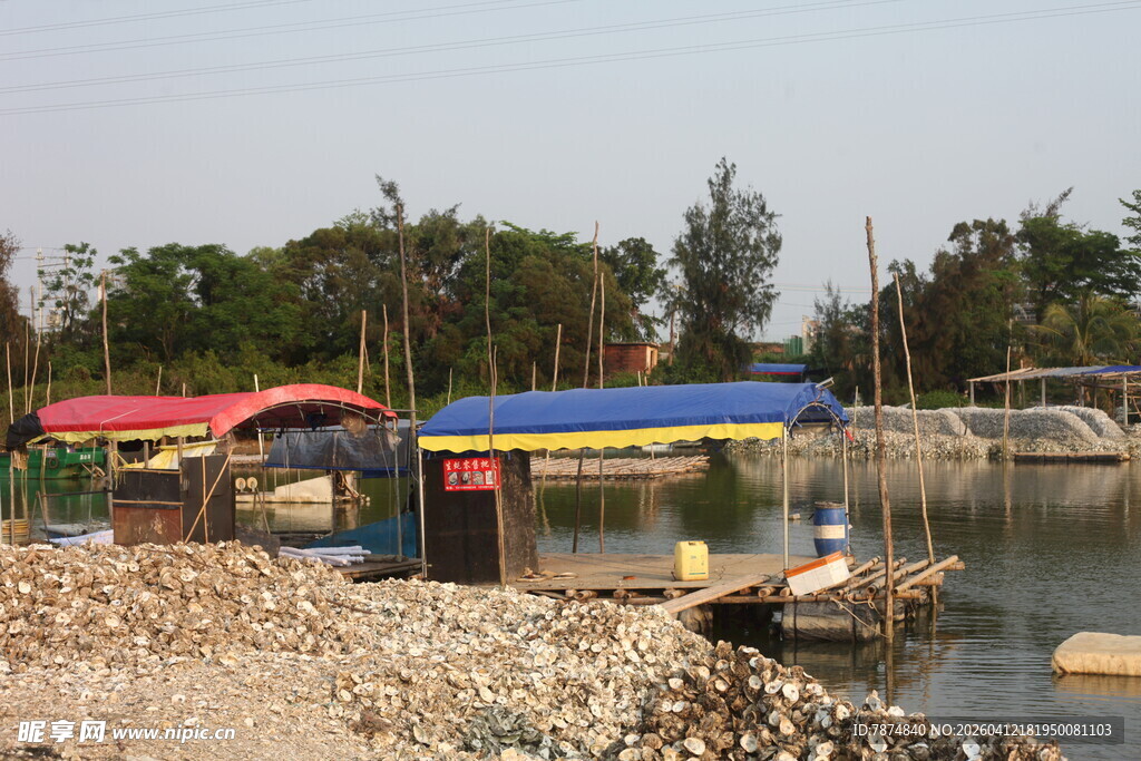 湛江海边多彩遮阳篷下的码头