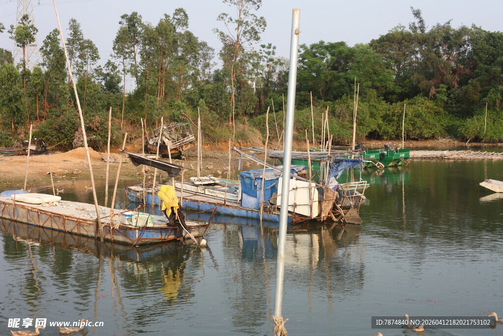 湛江宁静水边停泊的多彩船只