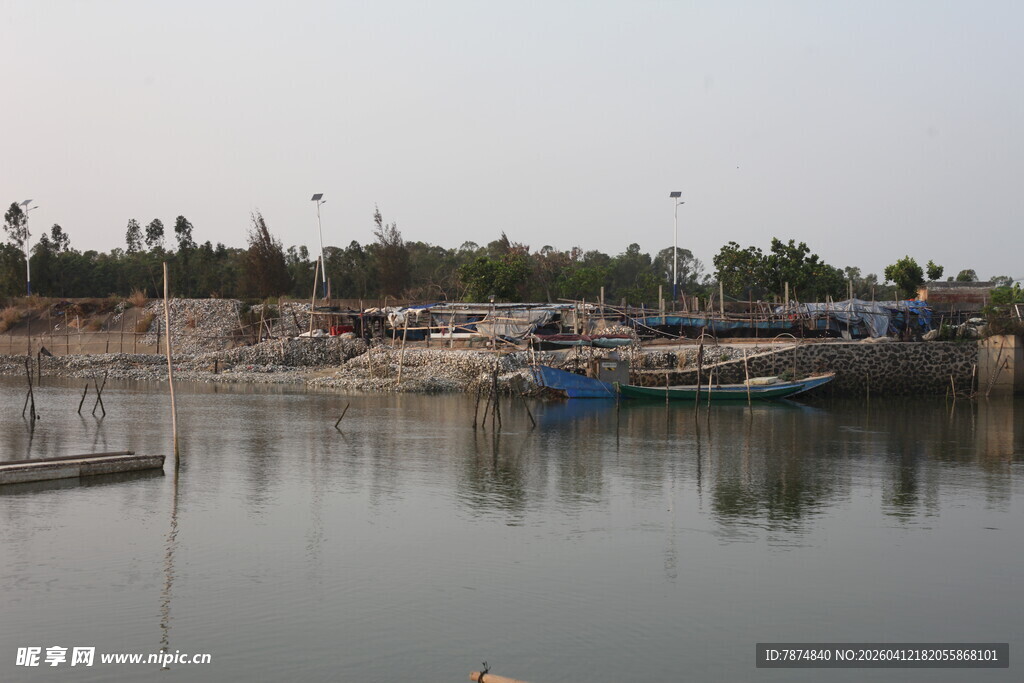 湛江宁静水边停泊船只景象