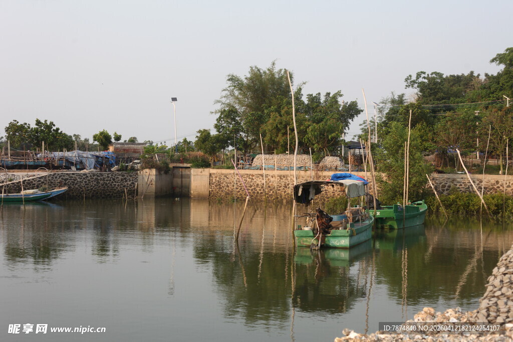 湛江宁静河畔停泊的多彩小船