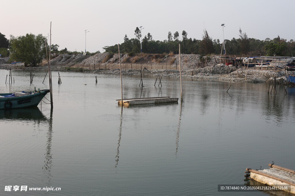 湛江宁静港湾中的船只与倒影