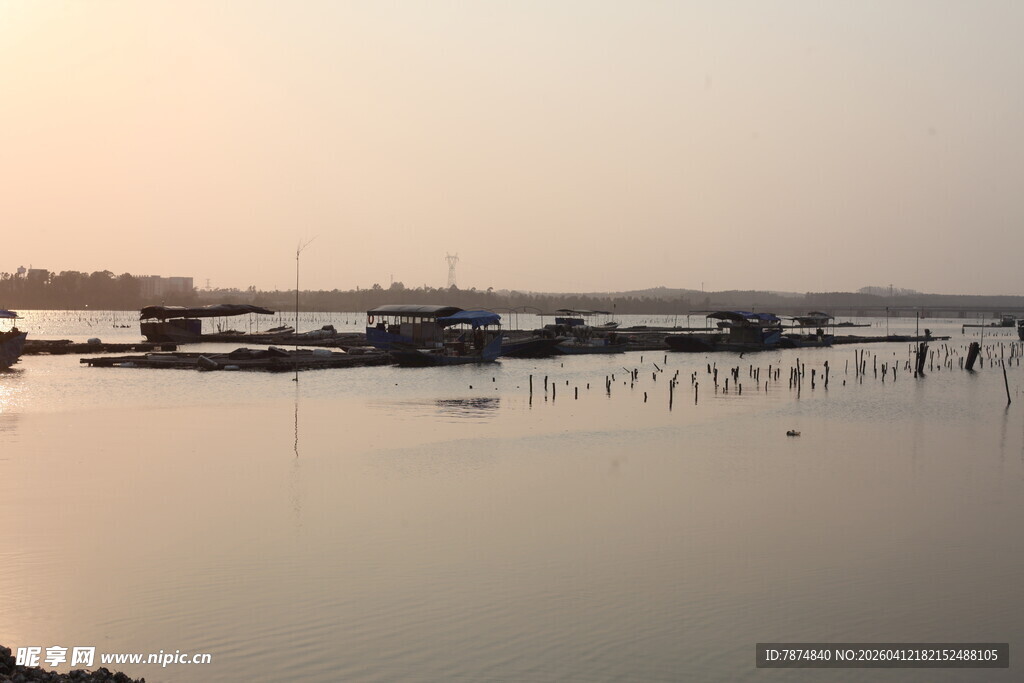 湛江黄昏下宁静的码头景象