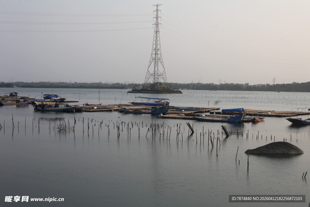 湛江海边停泊船只与高耸灯塔