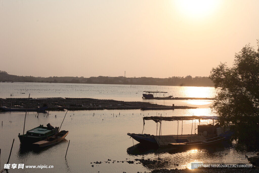 湛江夕阳下宁静的河畔停泊小船
