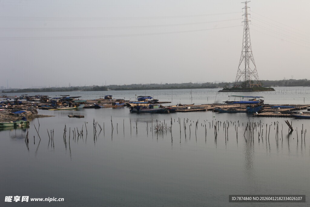 湛江海边码头船只与信号塔