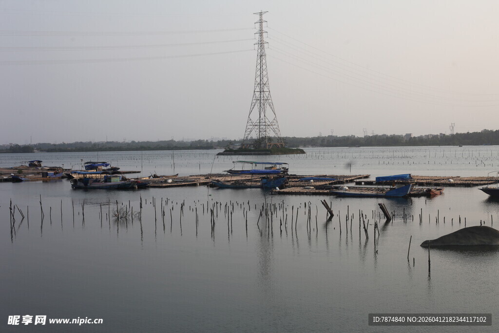 湛江海边码头船只与高耸灯塔