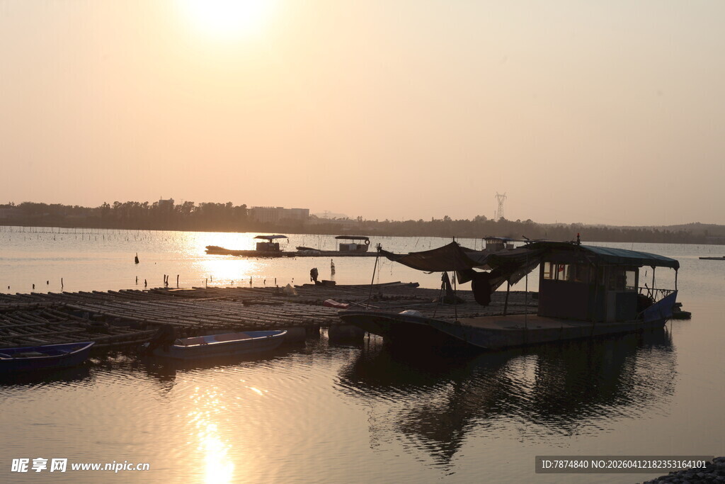 湛江夕阳下的宁静码头