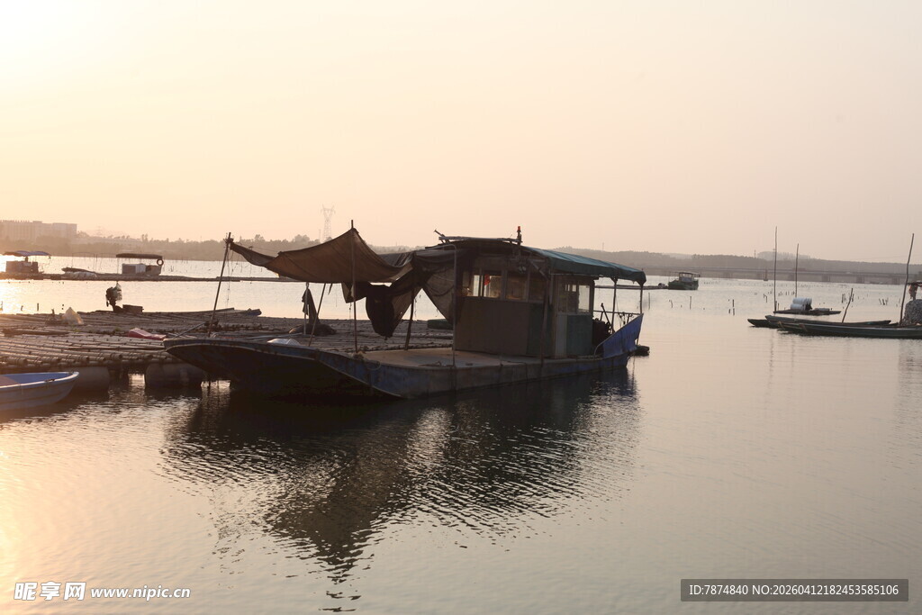 湛江夕阳下的水上传统船只
