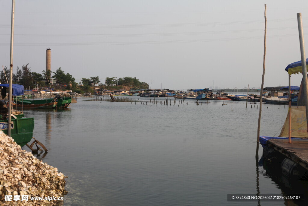 湛江宁静港湾停泊多艘船只