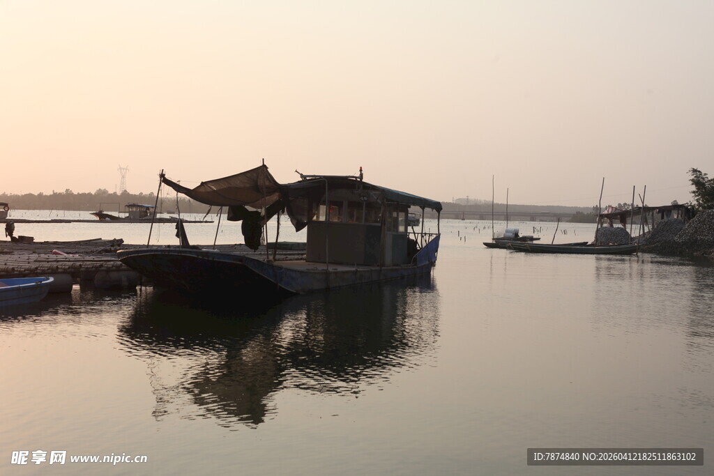 湛江湖畔古亭小船静谧景致