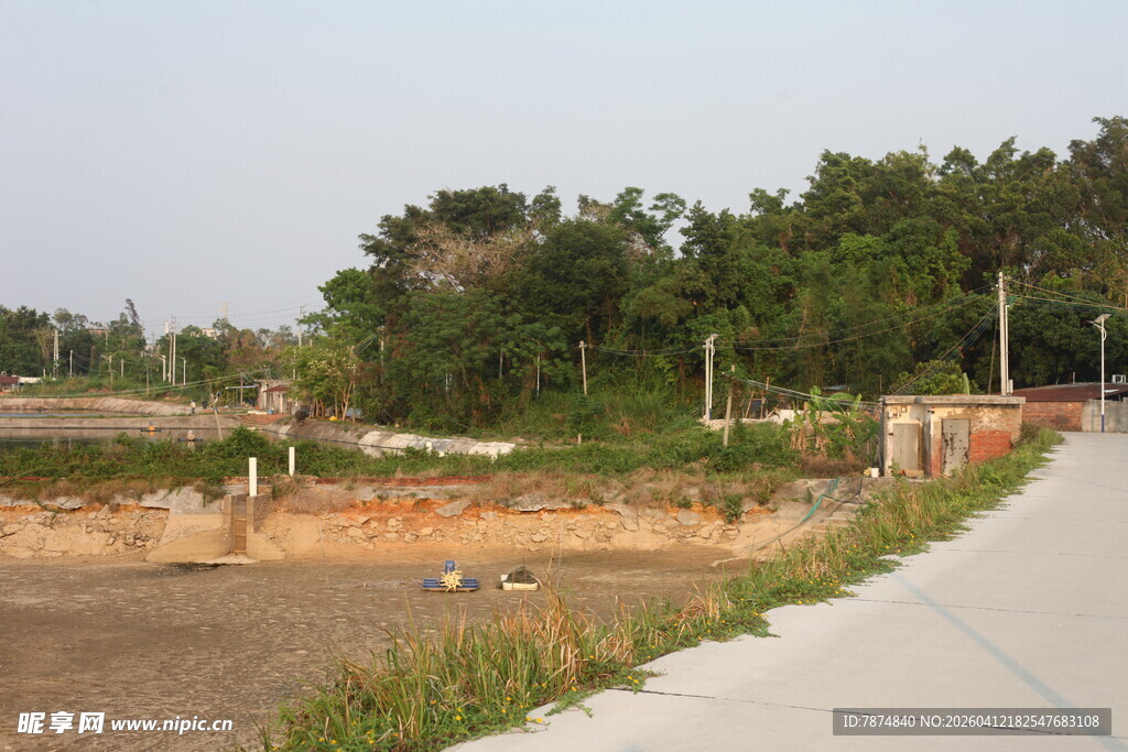 湛江乡村路旁的空旷田地