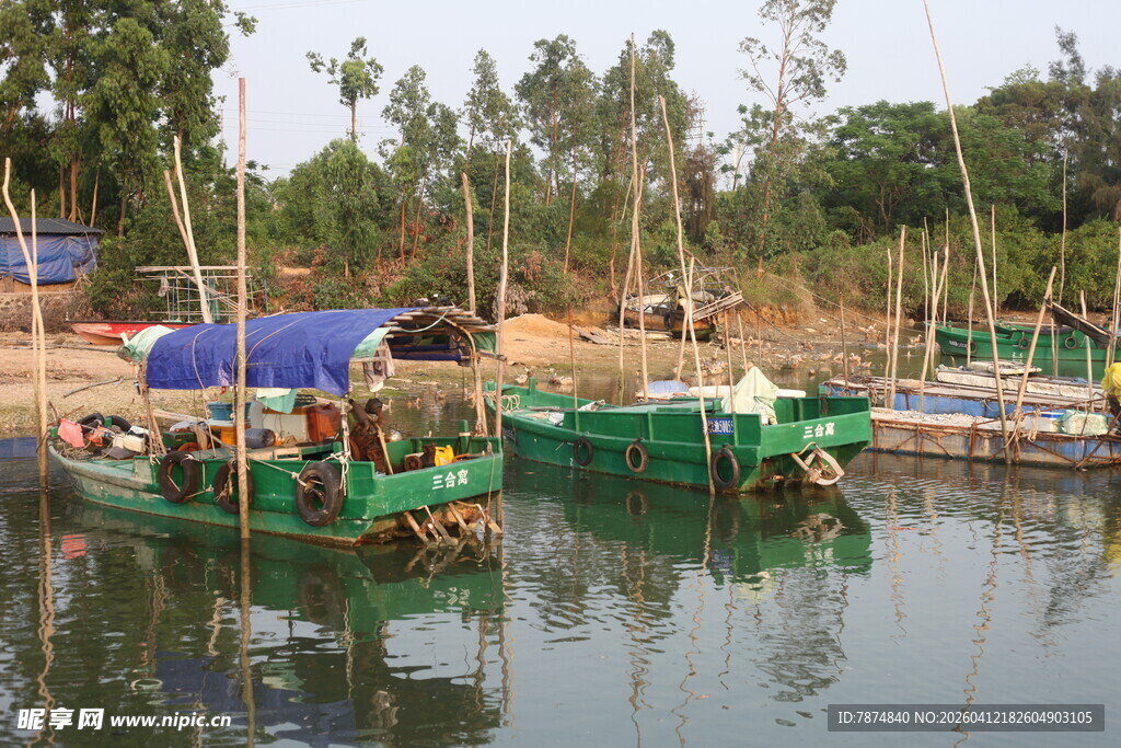 湛江河畔停泊的多彩船只