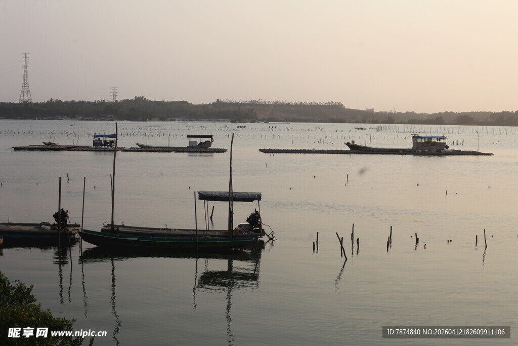 湛江黄昏湖畔停泊的船只
