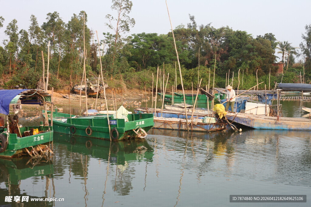 湛江宁静水乡停泊的多彩船只
