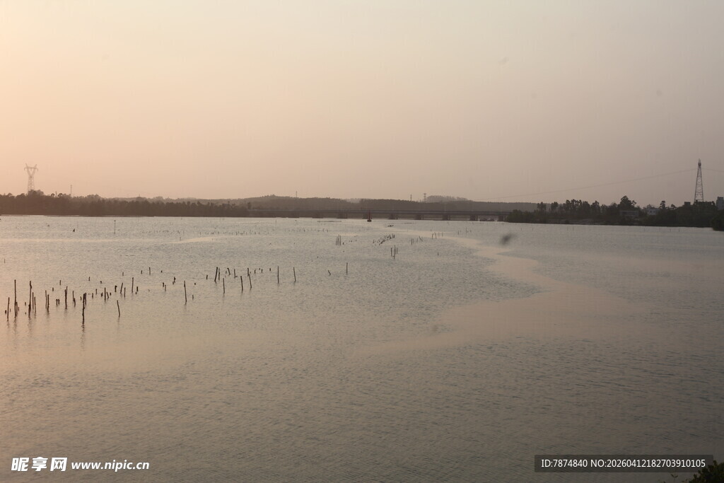 湛江黄昏下的宁静水域景观