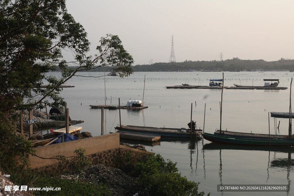 湛江宁静湖畔码头风景