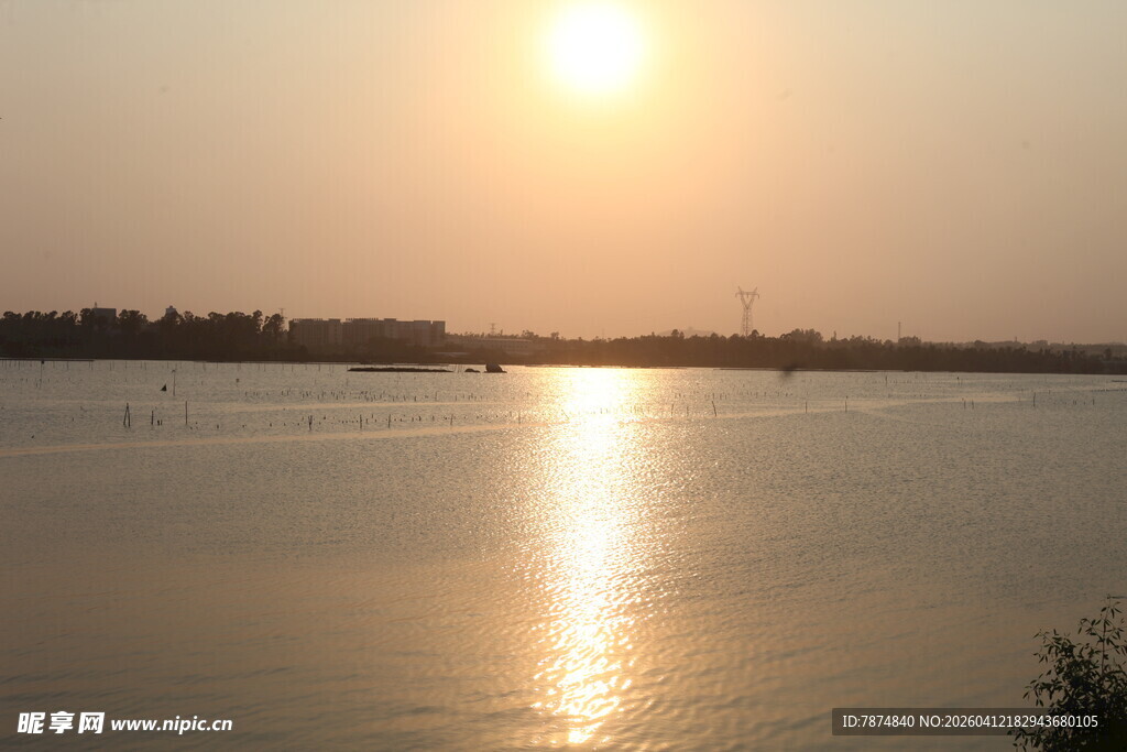 湛江夕阳下的宁静湖面
