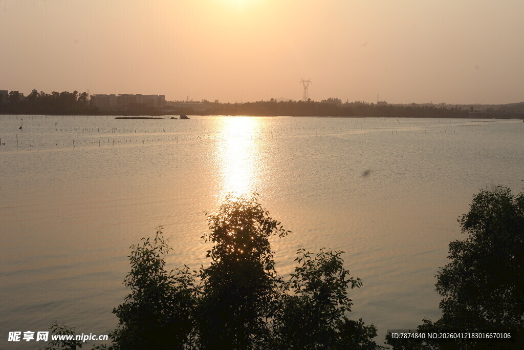 湛江夕阳下的宁静湖面