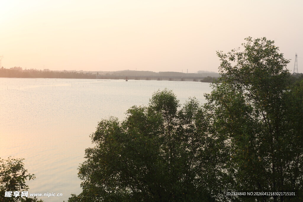 湛江湖畔黄昏景