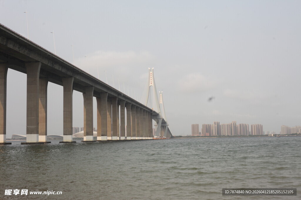 湛江跨海大桥横跨宽阔海面
