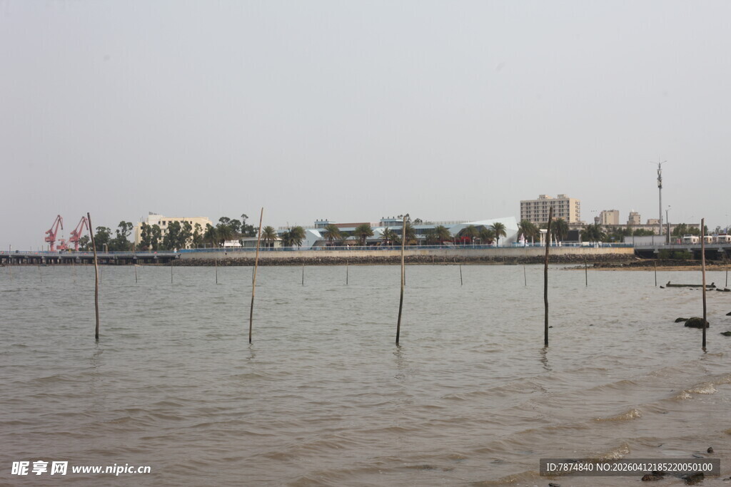 湛江海滨风光 远处建筑与水域