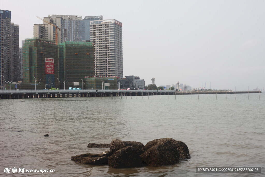 湛江海滨城市风光与岸边礁石