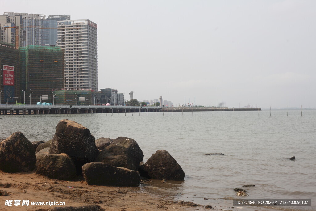 湛江海边礁石与远处高楼风景